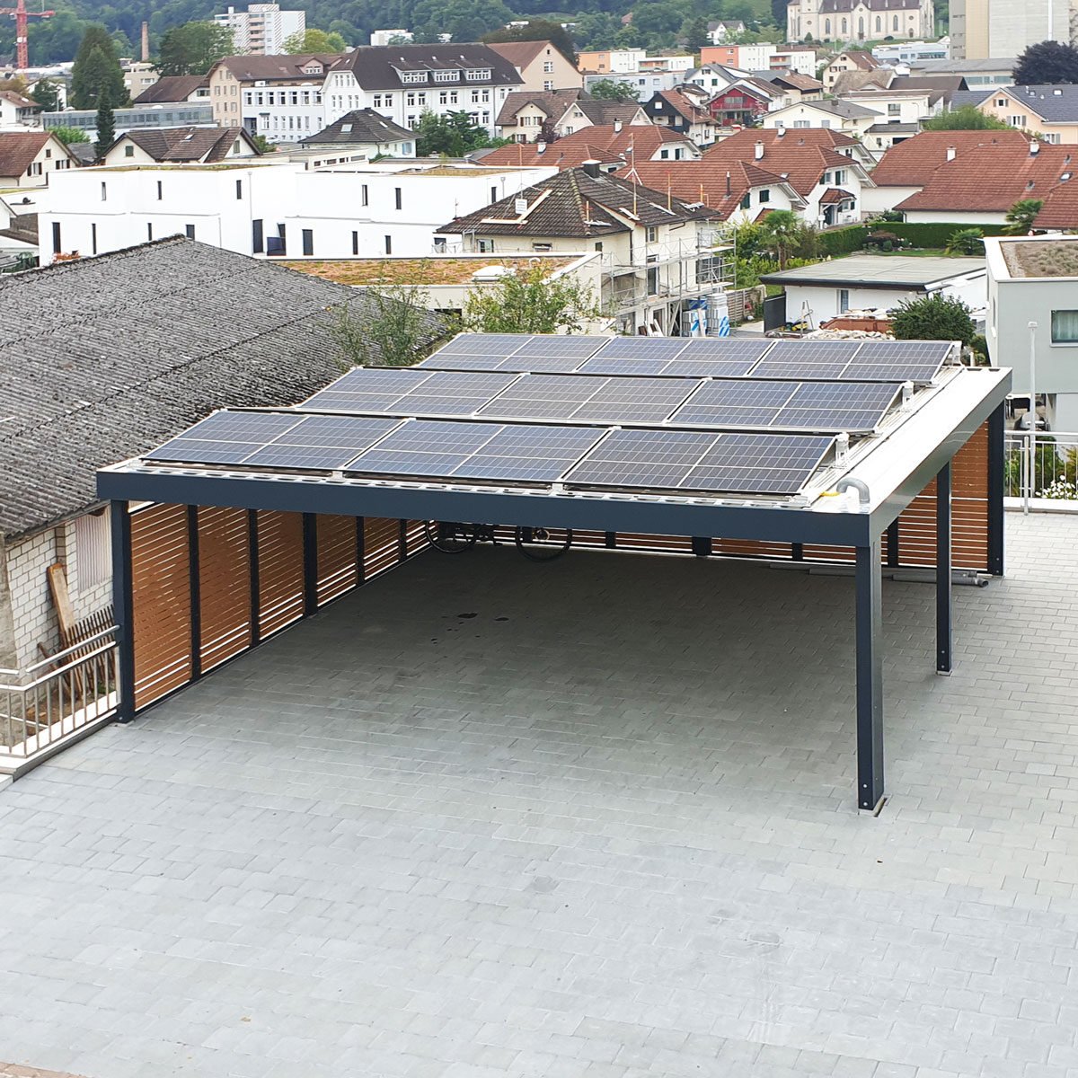 Solaranlage von Helion auf einem Carport von Uninorm